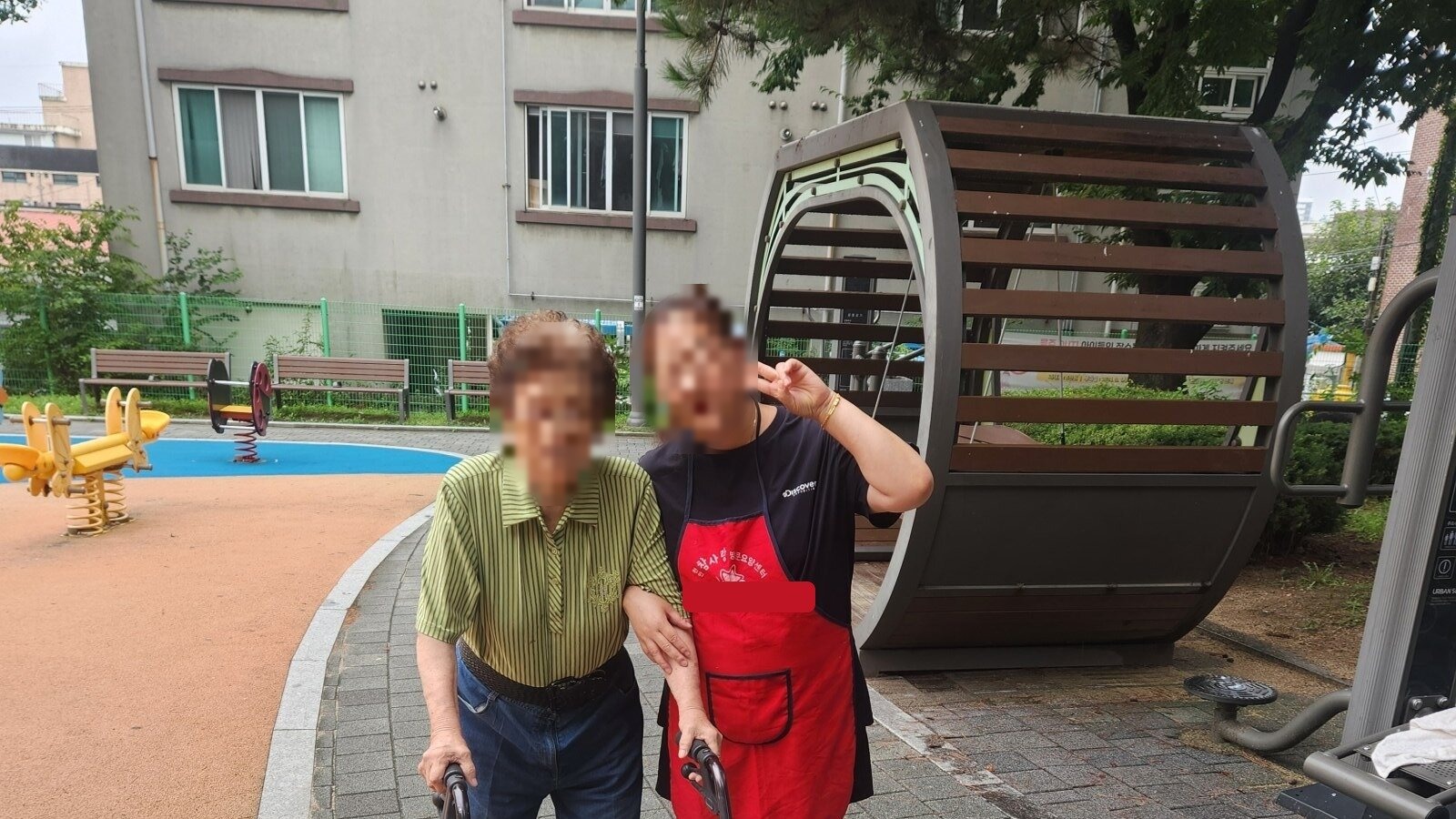 요양보호사와 함께 외출한 어르신