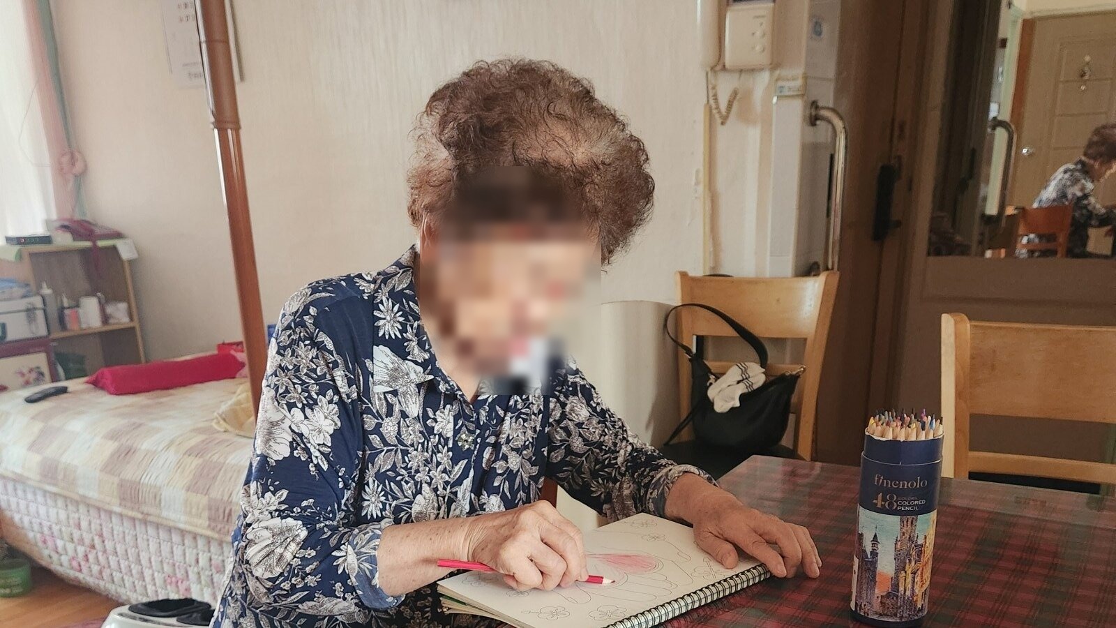 자택에서 인지활동 색칠 프로그램에 참여하는 어르신