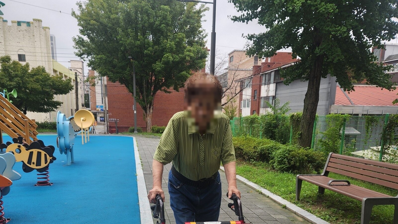 보행보조차를 이용해 산책 지원을 받는 어르신