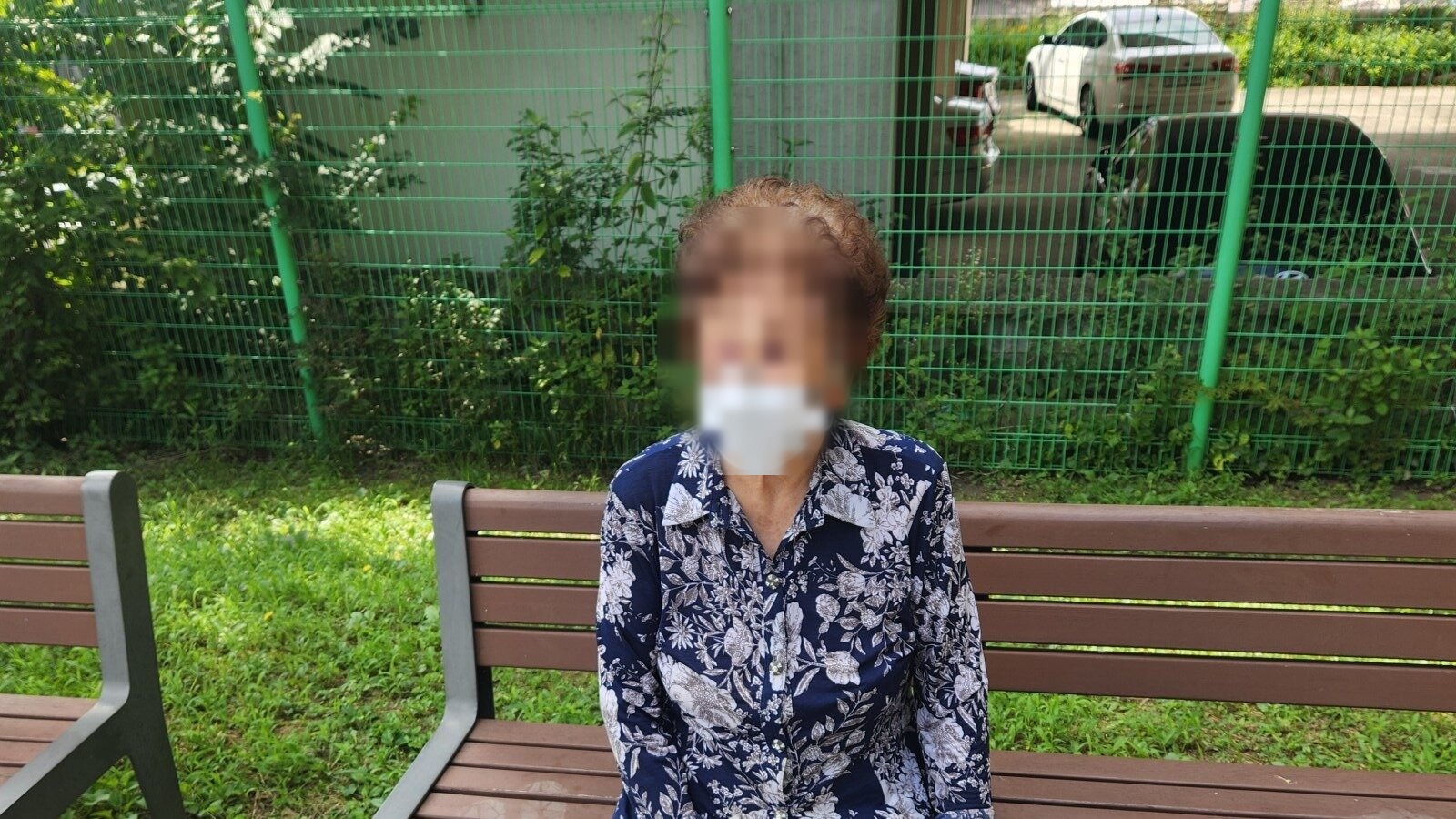 벤치에서 휴식 중인 어르신