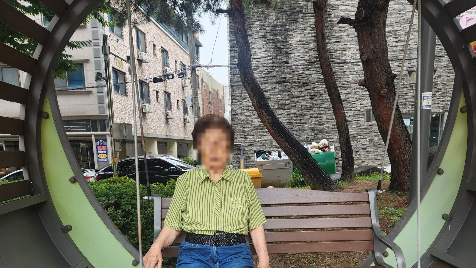 정자에서 휴식 중인 어르신