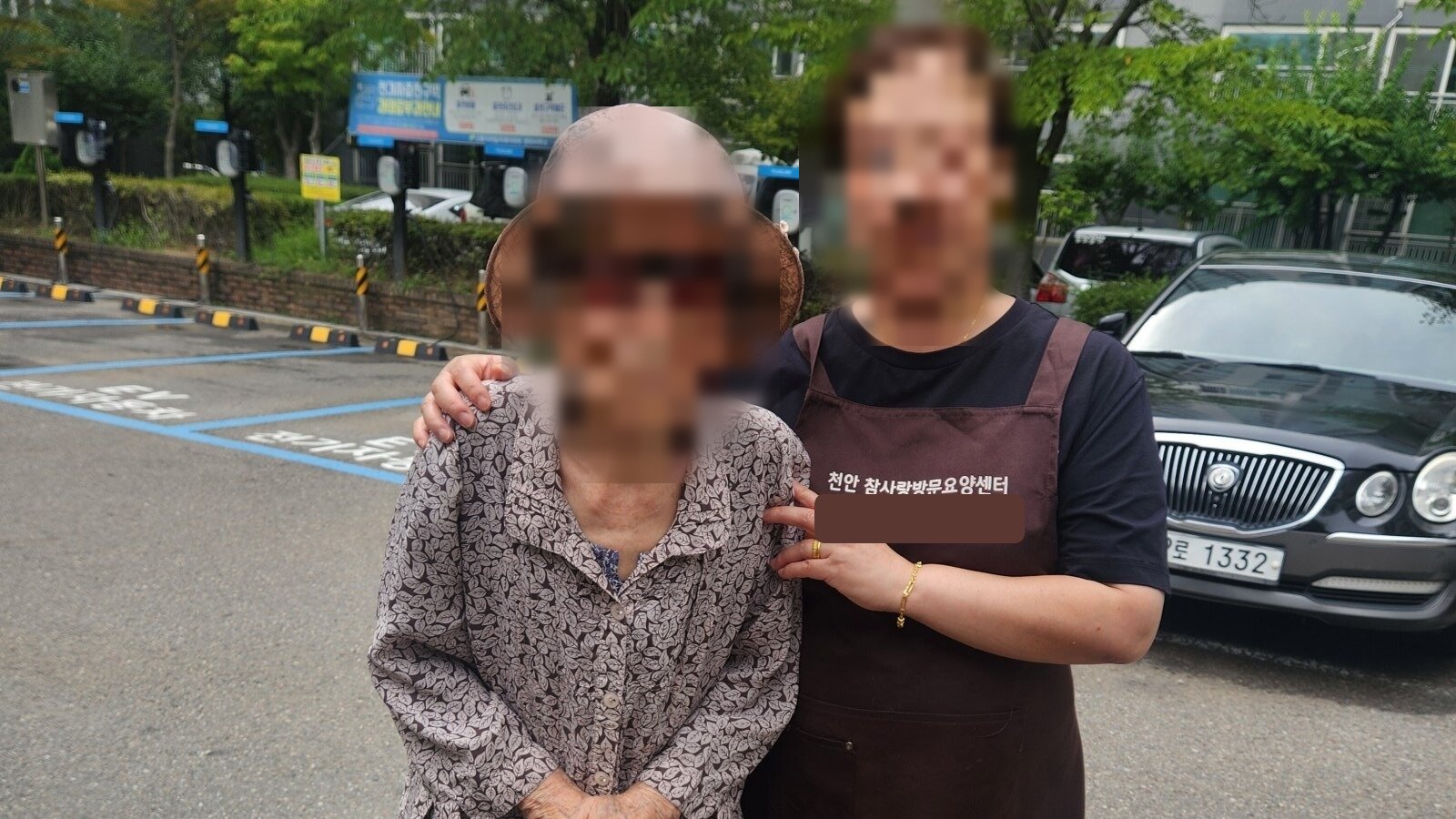 요양보호사가 지팡이를 짚은 어르신과 함께 이동하는 모습
