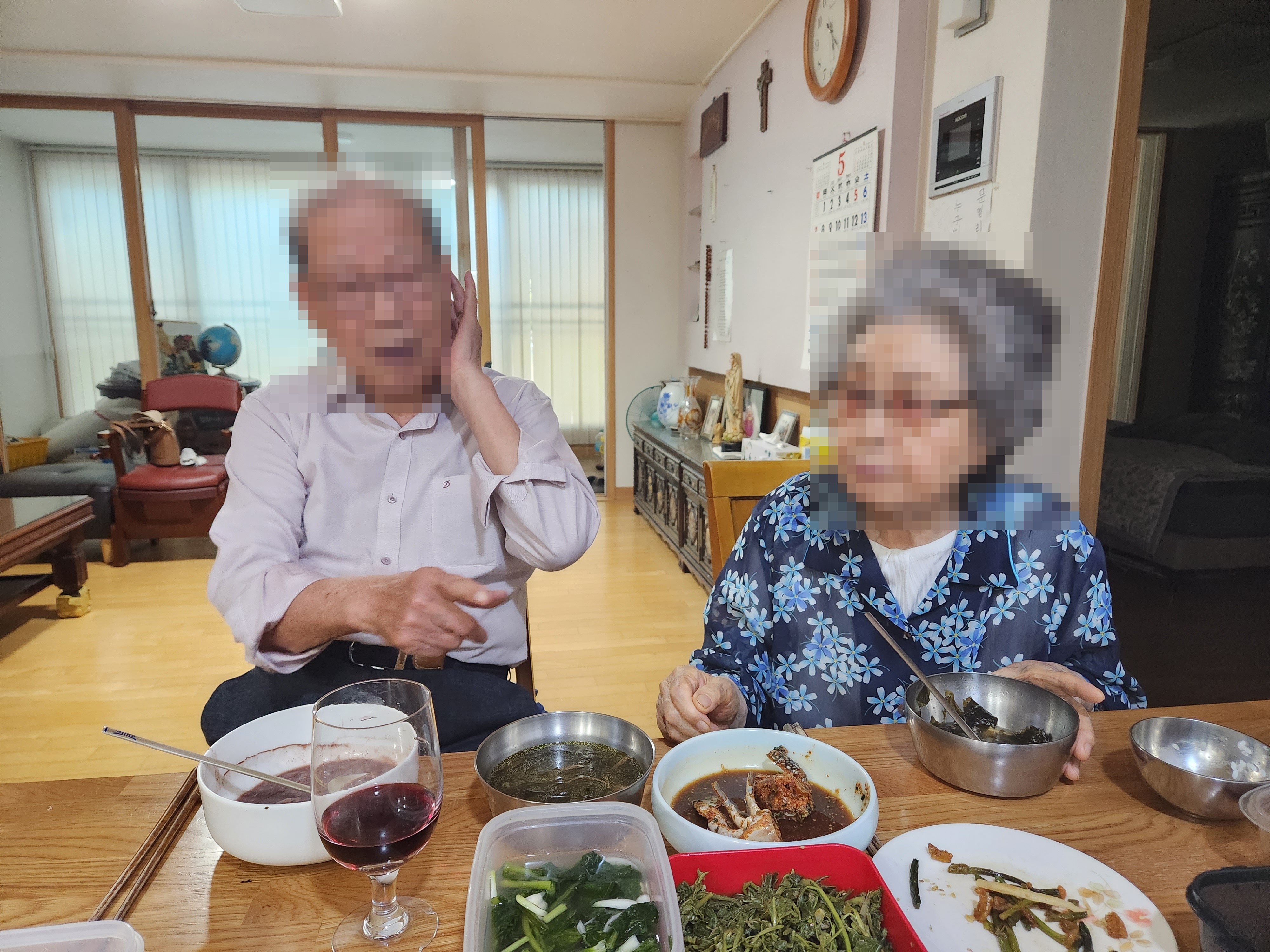 가족과 함께 식사하는 어르신 부부