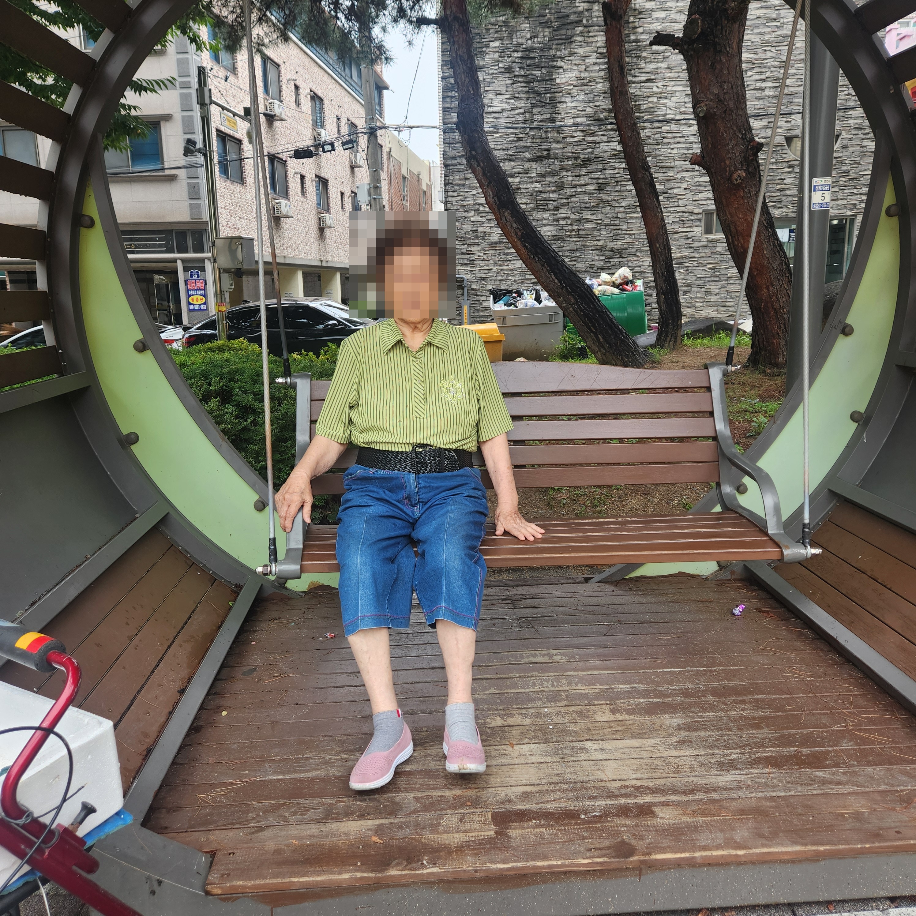산책 후 벤치에 앉아 쉬는 어르신