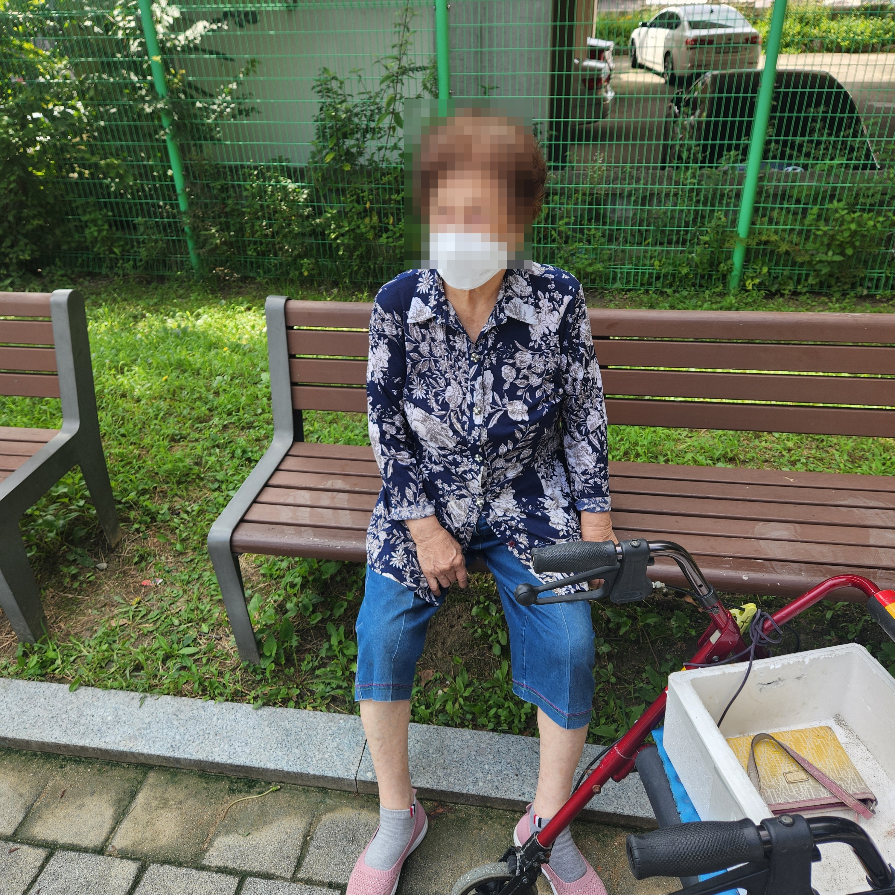 산책 중 벤치에서 쉬는 어르신